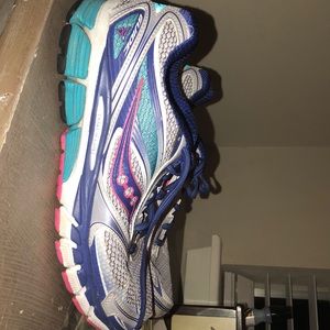 Saucony tennis shoes size 9.5!